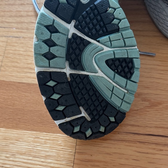 New Balance Women's Gray and Blue Athletic Shoes 860 V2 barely used - Picture 4 of 5